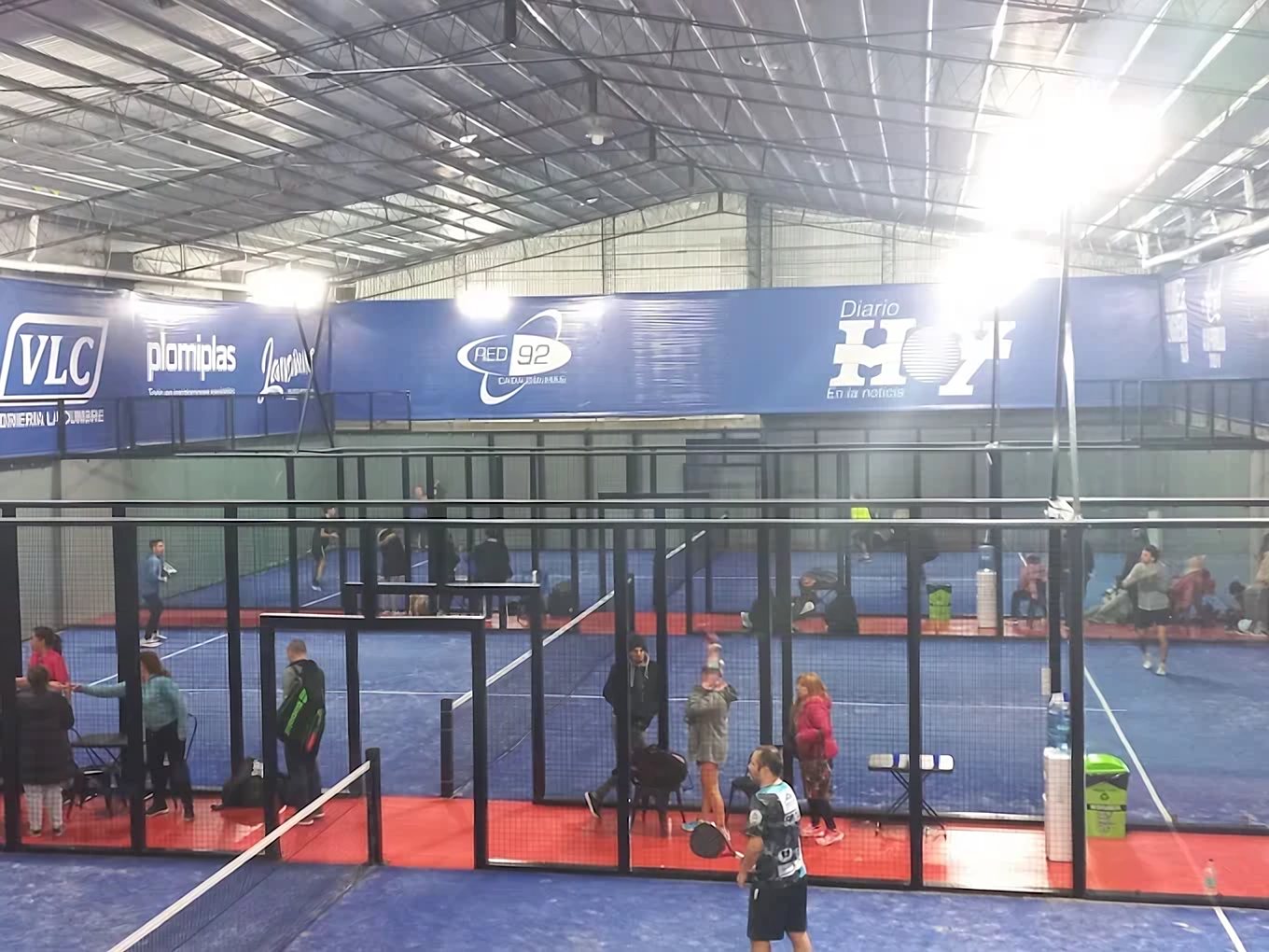 Jugadores en las canchas del club